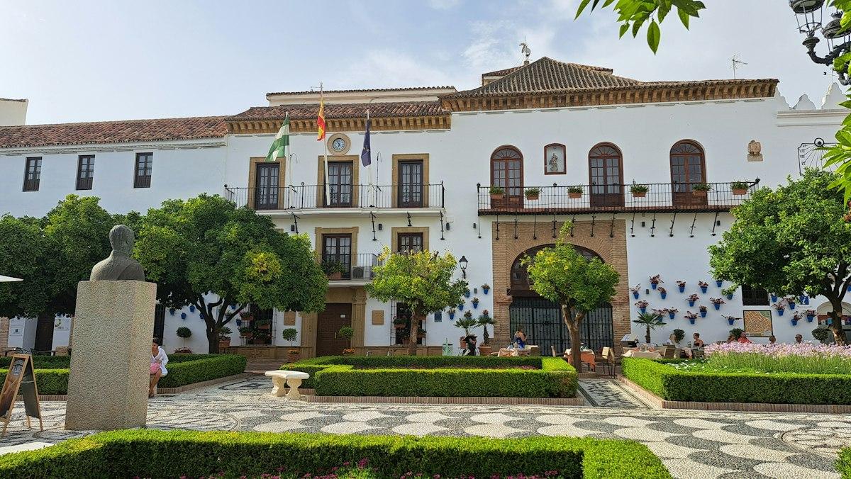 Апельсиновая площадь (Plaza de los Naranjos)