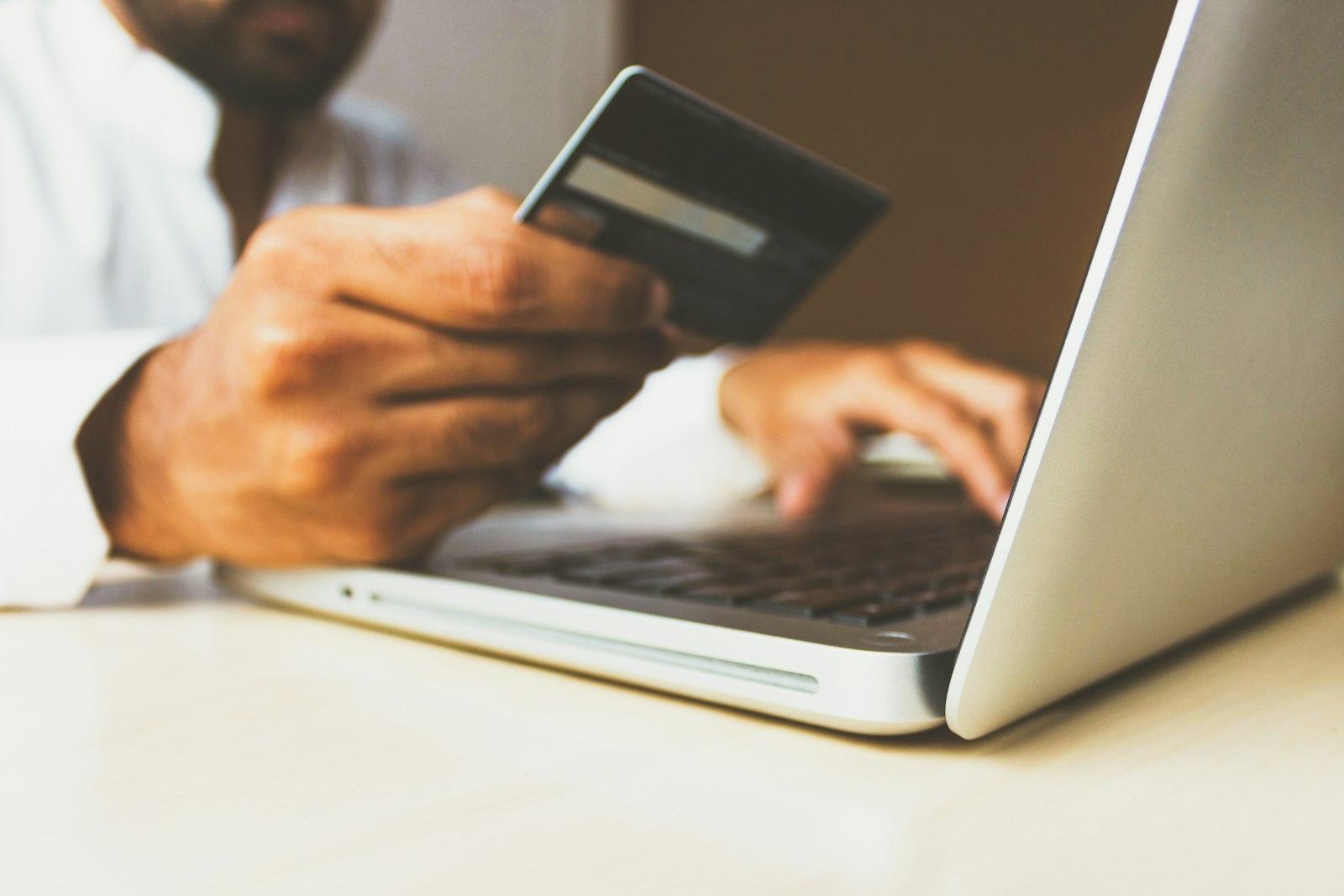 Как получить зарубежную карту Visa/Mastercard россиянину в 2026